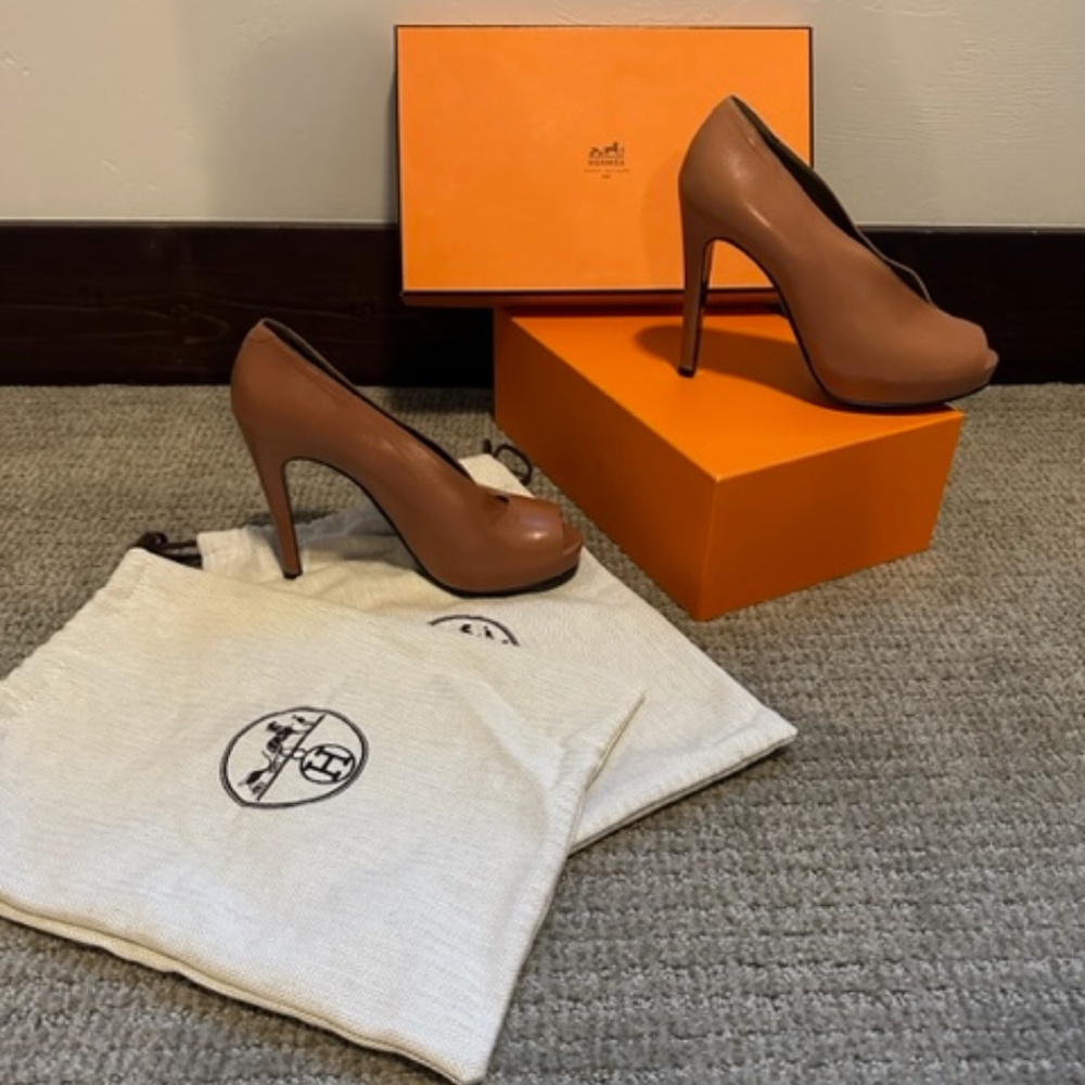 AUTHENTIC - NIB Hermes Gloria Pump  - Size 37